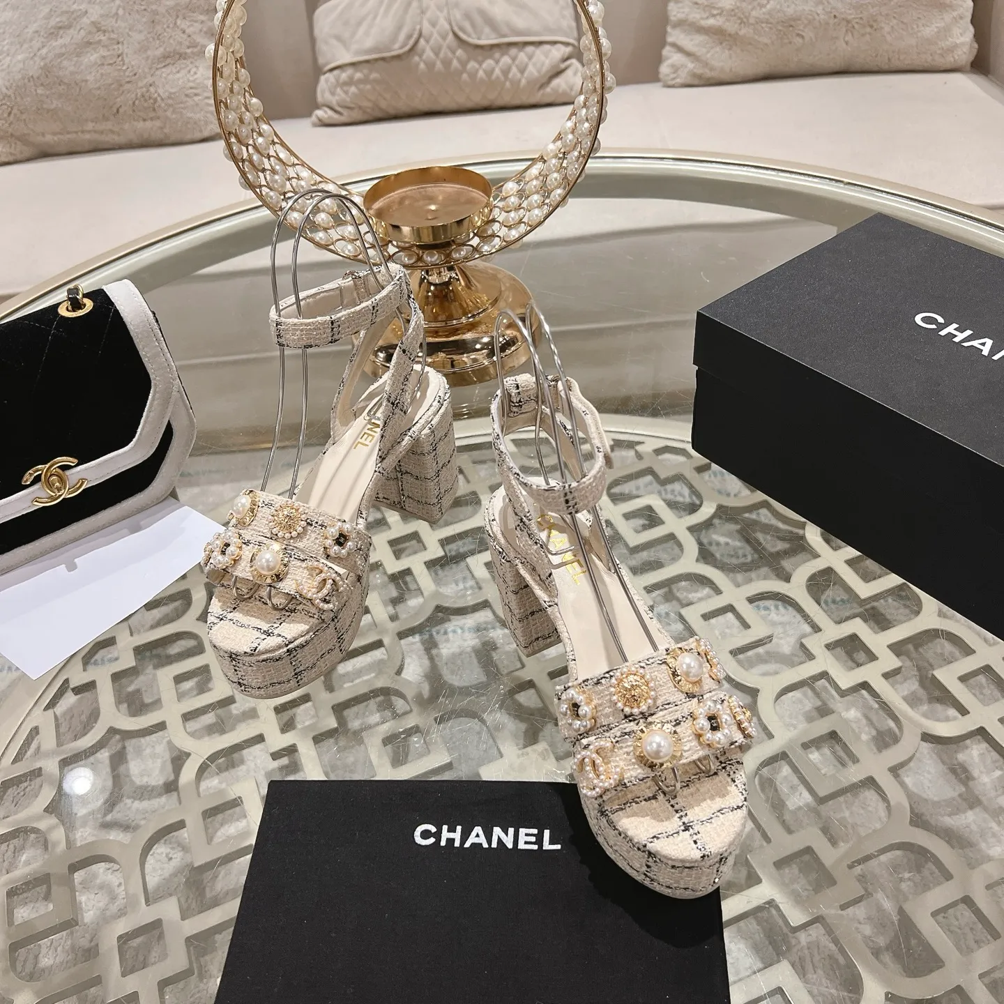 👟👟Ex-factory price 580👟👟 𝐂𝐇𝐀𝐍𝐄𝐋 | Xiaoxiang 25𝐬𝐬Spring and summer new products Counter classic catwalk models New series of high-heeled and waterproof platform sandals〰 A must-have in the fashion circle, the combination will interpret the meticulous, minimalist and classic elements that will never fade away It shows a unique dressing style that is too beautiful to say. A must-have for summer... Upper: Highly customized original specific fabrics. Lining: imported sheepskin lining. Outsole: original molded non-slip outsole. Heel height: 12cm. Waterproof platform: 2.5cm. Size: 35-39 (40.41.42 customization is not returnable)